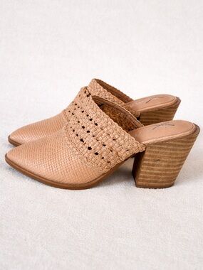 WOVEN BRAIDED TAN LEATHER MULES CURVED STACKED HEEL SIZE 7 NEW